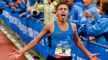 2012-10-21 00:00:00 AMSTERDAM - Nederlander Michel Butter komt over de finish in het Olympisch Stadion tijdens de Marathon van Amsterdam. De Castricummer liep een tijd van 2.09.57. ANP ROBIN VAN LONKHUIJSEN